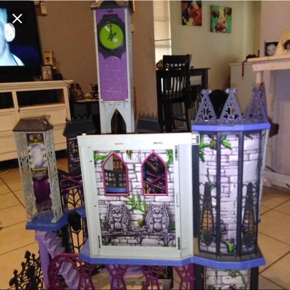Monster high doll house - Picture 2 of 3